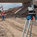 ⁦ميزان قامه بوش مع حامل ثلاثى مع مسطره 5 متر الدقه 1 مم علي 30 نطاق العمل 120 متر الصين  صيني BOSCH GOL 32D + BT160 + GR500⁩ - الصورة ⁦3⁩