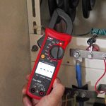 ⁦كلامب ميتر يوني تي لقياس التيار الكهربائي مزود بقياس المكثفات + الحراره + الامبير AC/DC موديل UNI-T UT202⁩ - الصورة ⁦4⁩