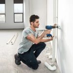 ⁦شنيور بوش بطارية عادة ودقاق ظرف اوتوماتيك 13 مم يمين وشمال 1 بطارية 2 امبير ماليزي BOSCH GSB 180-LI⁩ - الصورة ⁦4⁩