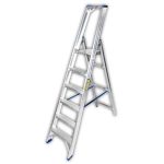 سلم الومنيوم ميتافورم طراز 63 مزدوج بدرج عريض مزود بمنصة وقوف الطول من 1.60م الى 2.40م METAFORM